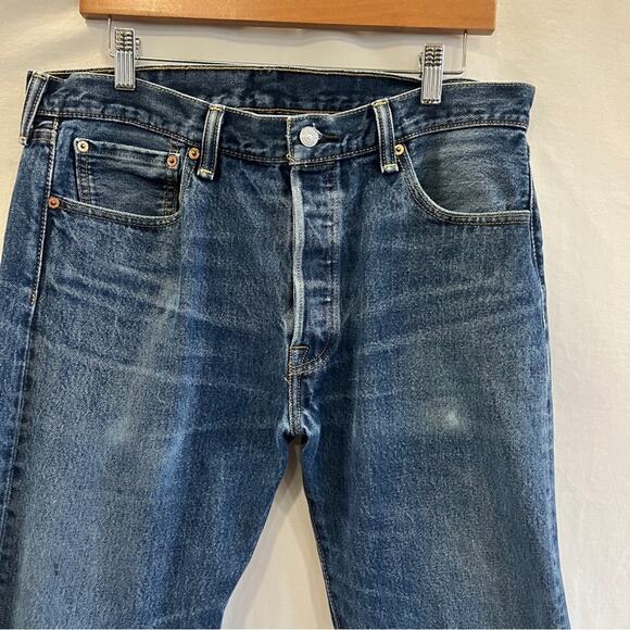 Levi's 501 Buttonfly Straight Medium Wash Denim Jeans Mens 34x30 Classic Basic - Picture 2 of 11